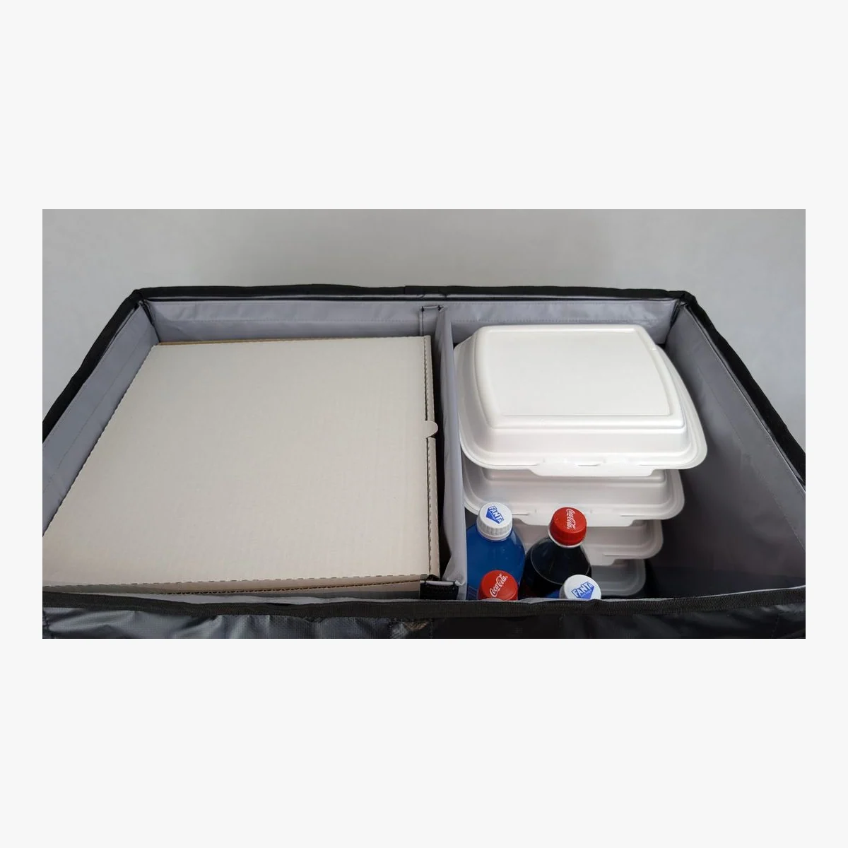 Torba termiczna na pizzę i obiady, 6 pizz 30 cm + 4 boxy (59 × 34 × 30 cm) Otwarta torba termiczna DeliTerm z kartonem pizzy, opakowaniami obiadowymi i napojami